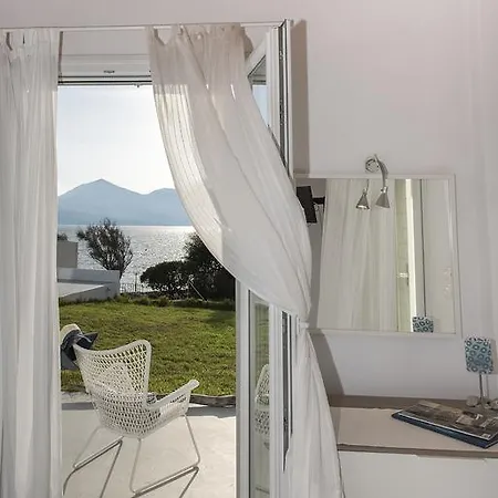 Villa White Milos Adámasz